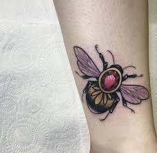 Little Bee Done By Daryl Watson At Northern Reign Leeds Uk Tattoos Tattoos Bee And Flower Tattoo Back Of Thigh Tattoo