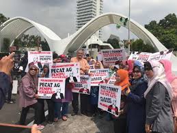 Meskipun memiliki arti hukum yang lebih dalam, detail tentang penipuan bervariasi di berbagai wilayah hukum. Small Group Of Protesters Demand Foreign Minister Ag Quit Over Rome Statute Nestia