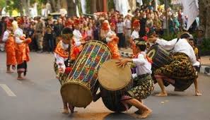 Bunyi alat musik ini dihasilkan dengan cara ditiup dan menggunakan kedua tangan untuk mengatur nadanya. Mengenal 9 Alat Musik Tradisioinal Ntb Nusa Tenggara Barat