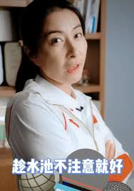 郭晶晶（1981年10月15日 － ），河北 保定人，中國前女子跳水運動員。 她分別在2004年雅典奧運會和2008年北京奧運會上，獲得3米彈板跳水冠軍；並且和吳敏霞合作，同時蟬聯了這兩屆奧運會雙人3米彈板的冠軍。 她總共獲得4枚奧運金牌2枚銀牌，是繼高敏、伏明霞後，中國女子跳水隊的「領軍人物」。 9d3wra Jkxmdwm