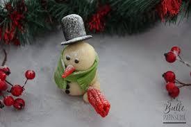 Yesterday for christmas, i made the strawberry shortcake and chocolate buche de noel seen in the saint young men movie. Bonhomme De Neige En Pate D Amande Pate A Sucre