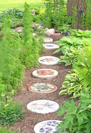 20 Gorgeous Stone Stepping Stones Ideas For Garden Paths Breakpr Garden Stepping Stones Decorative Stepping Stones Garden Stones