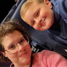 ⚒ Tijdens de herfstvakantie zullen we de klinkers van het IJzerenveld, die  heel erg verzakt zijn, vervangen door printasfalt. Printasfalt heeft heel  wat voordelen: 🧱 geen losliggende klinkers, dus ook geen trillingen