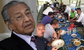 Bekas perdana menteri najib razak turut dikenakan kompaun kerana gagal mendaftar masuk dengan aplikasi mysejahtera ketika mengunjungi sebuah restoran nasi ayam di kuala lumpur mac lalu. Pkp Undang Undang Terpakai Kepada Semua Jangan Fikir Anda Istimewa Kata Tun M Semasa Mstar