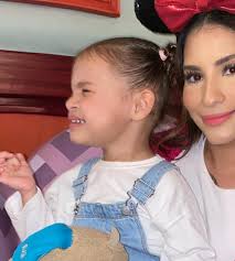 Luna's first Disney Trip 💖 1. We met Minnie Luna's fav! Of course! 2. Best  picture I have of my daughter and I 3. Yup 4. Just posing for the 📸 5.