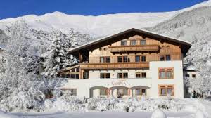 Müssen auf einem zustellbett übernachten. Familienurlaub Im Sommer Serfaus Fiss Ladis Tirol