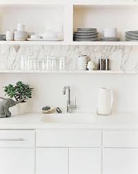 Vous le savez pour cuisiner, il est important d'avoir à portée de main tous les accessoires nécessaires. 10 Cuisines Avec Des Etageres Ouvertes Frenchy Fancy