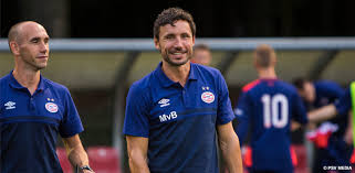 Setelah satu menit kita mendapatkan satu gol dan. Cl Vorschau So Tickt Barca Gegner Psv Unter Van Bommels Leitung