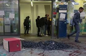 Germany, stadt stuttgart, stuttgart, königstraße, 82. Kesselbambule Bei Klimaprotest In Stuttgart Aktionsbundnis Verschuttet Kohle Vor Bw Bank Stuttgart Stuttgarter Nachrichten