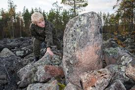 Services of Sirkka | Jääkolun rajapyykki Suurijärven retkeilyreitistöllä.  1700-luvulta peräisin olevalla pyykillä yhtyvät nykyisin Keski-Suomeen k...