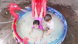 Kolam Renangnya Lucu Ada Ular Naganya Bermain Air Di Kolam Renang Balon Youtube