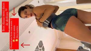 Youtuber Nathalia Valente passando a mão nos peitos - Famosas Nuas