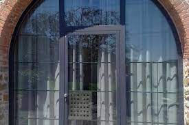 Costruzione e posa di serramenti, serre o verande con forme e dimensioni varie, realizzati con profili tecnologici in acciaio e inox, sistemi jansen o forster completi di trattamenti di superficie innovativi e vetri. Peruzzi Infissi E Serramenti Lavorazione Artigianale Di Ferro E Alluminio Per Prodotti Di Qualita