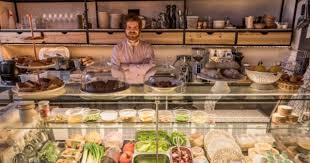 Cherie Charlot Paris 11e Ce Comptoir A Casse Croute Qui Fait Egalement Epicerie Du Terroir Attire Nombreux Convive Comptoir Restaurant Restaurant Paris 11e