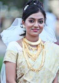 Typical South Indian Christian Bride Kerala And Tamilnadu Indian Bridal Outfits Christian Bride South Indian Wedding Hairstyles