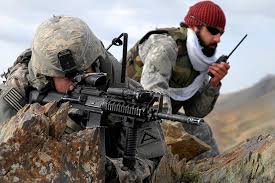 La guerra rápidamente se estancó y mientras los más de 100.000 soldados soviéticos controlaban las ciudades la guerrilla dominaba las zonas rurales. Afghanistan La Guerra Infinita Diritti Globali