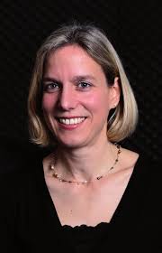 Die Pianistin Sabine Simon unterrich- tet seit 2005 Klavier an der Akade-  mie für Tonkunst in Darmstadt. Das Klavierspiel lernt