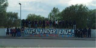 Keine polizisten), der lange zeit die wand eines basketballplatzes am connewitzer kreuz zierte, ist erneut übermalt worden. Ein Mob Aus Mitgliedern Der Fanszene Von