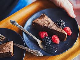 Un Gateau Choco Noisetttes Fondant A Seulement Cinq Ingredients Qui Goute Le Nutella C Est Simple Comme Ca In 2020 Delicious Desserts Food Desserts