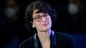 Uğur şahin, kanserli hücreyle sağlıklı hücreyi birbirinden ayırıp, kanserli hücreyi yok eden bir aşı geliştirdi. Ozlem Tureci Kimdir Kac Yasinda Ozlem Tureci Nereli
