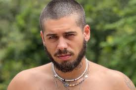 Vídeo: Zé Felipe se machuca ao sair do banho e precisa levar pontos