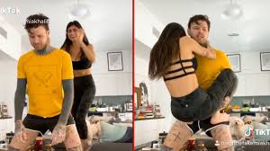 Porno-penzionerka Mia Kalifa nije izgubila gipkost ni u izolaciji