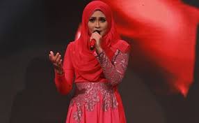 The lyrics also penned by herself. Terus Mencintai Gagal Ke Anugerah Juara Lagu Ini Reaksi Siti Nordiana Iluminasi