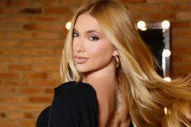 Ana Castela e Zé Felipe exibem momentos de carinho