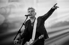 Chi sa di essere scemo è meno scemo di chi pensa di non esserlo. Luciano Ligabue L Amore E Il Tenere Botta Vez