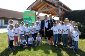 Dass der weltmeister ein haus in otterfing bauen will, ist kein geheimniss. Im Stall Mit Nationalspieler Thomas Muller Landesbauernverband In Baden Wurttemberg E V