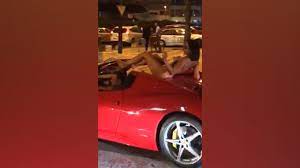 Una mujer circula desnuda encima de un Ferrari en Ibiza 