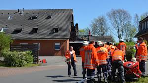855 likes · 3 talking about this · 9 were here. Feuer In Lamstedt Das Internet Feiert Den Retter Cnv Medien