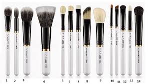 Mac es una empresa que se originó en toronto, canadá por los artista de belleza frank toskan y frank angelo, estos comenzaron a fabricar productos exclusivamente para sus clientes hasta que la demanda fue. Brochas De Mac Que No Pueden Faltar En Tu Neceser Maquibella