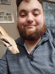 Hello everyone! Does anyone have any recommendations for a business that  creates foam/besboke backs to enclosures, or who will design educational  and attractive vivariums? I'm currently redesigning a reptile room at the