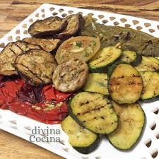 Las recetas en las que las verduras son las protagonistas me encantan, ya que suelen ser recetas muy sencillas, saludables, repletas de ingredientes aunque me encanta cocinar y de vez en cuando me gusta liarme en la cocina, lo cierto es que lo que más me gusta es preparar recetas sencillas, sin. Parrillada De Verduras Receta De Divina Cocina