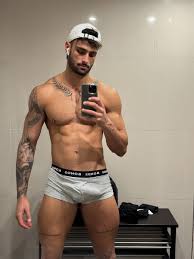 X-এ yianni: 