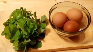 Olahan telur yang diisi sayuran dan digulung hingga padat bisa membuat yang menyantapnya merasa lebih nikmat. Telur Ditambah Daun Bayam Cara Beda Masak Telur Yang Sederhana Youtube