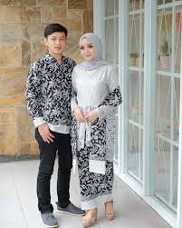 Agen baju couple muslim keluarga ibu hamil elegan sebaiknya mengusahakan menentukan yang dapat digunakan perempuan dan lelaki. 30 Model Kebaya Couple Modern Terbaru Kondangan