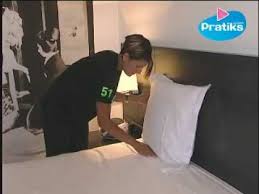 Comment Mettre Une Taie D Oreiller Et La Disposer Sur Le It Taie D Oreiller Taie Oreille