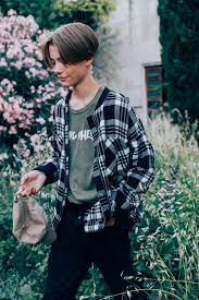 The Best Street Style At Pitti Uomo Photos Gq Cool Street Fashion 90s Grunge Hair Style