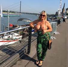 Flashing Boobs in Düsseldorf | NudeChrissy Blog – I am an always nude woman
