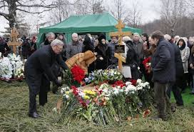 Вынос гроба с телом политика бориса немцова по окончании церемонии прощания. Borisa Nemcova Pohoronili Na Troekurovskom Kladbishe Moskvy Ru Delfi
