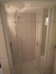 Am besten zuerst die ränder zum umliegenden boden überkleben, dann die wandanschlüsse und zum schluss die senkrechte innenkante. Badsanierung Bad Selbst Renovieren Die Heimwerkerseite De