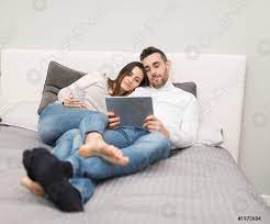 Anstatt ins theater zu gehen, können sie im reich der sinne ganzer film in ihrem haus, während der befestigung im bett oder auf der couch. Parchen Schaut Sich Auf Dem Bett Einen Film Auf Foto Vorratig Crushpixel