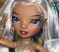 Roxie Grand Holiday Doll (@doll.collecting, insta) : r/RainbowHigh