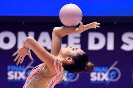 Pillole di sport / ginnastica ritmica oggi emma ci spiega degli esercizi con la palla. A Folgaria La Parata Delle Stelle Della Ginnastica Ritmica