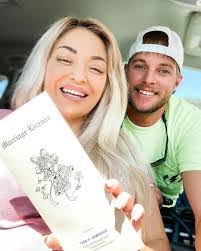 Sara Keen's Instagram, Twitter & Facebook