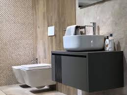 Côté baignoire, la robinetterie ancienne contraste avec une cuve de bain aux lignes designs. Meuble Salle De Bains Porcelanosa Asociate Oran Facebook