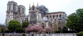 De notre dame kathedraal is het historisch hart van parijs. Brand Kathedrale Notre Dame