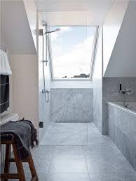 Ebenerdige Dusche Mit Glaswand Unter Dem Dachfenster Badezimmer Dachschrage Badezimmer Klein Badezimmer